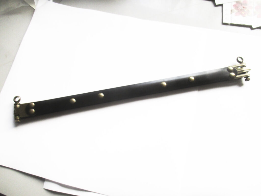 Just like the traditional doctor's bag, the flex spring clasp is a closure mechanism for bags